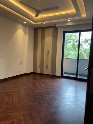 Room in 3 BHK Builder Floor at Safdarjung Enclave – for Rent