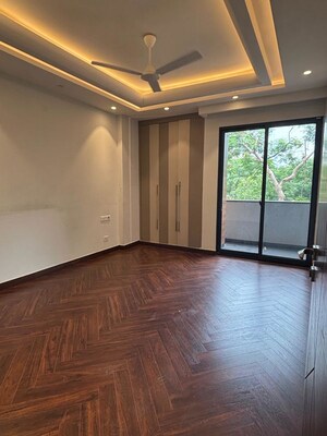Room in 3 BHK Builder Floor at Safdarjung Enclave – for Rent