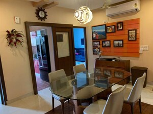 Room in 3 BHK Apartment at DLF Exclusive Floors, Sector 53 – for Rent