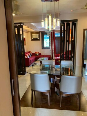 Team Area in 3 BHK Apartment at DLF Exclusive Floors, Sector 53 – for Rent