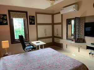Bedroom in 3 BHK Apartment at DLF Exclusive Floors, Sector 53 – for Rent