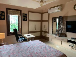 Bedroom in 3 BHK Apartment at DLF Exclusive Floors, Sector 53 – for Rent