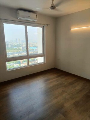 Room in 2.5 BHK Apartment at Indiabulls Centrum Park, Sector 103 – for Sale
