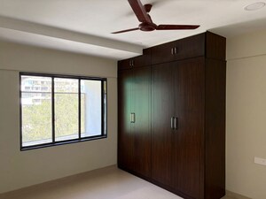 Room in 3 BHK Apartment at Bandra West – for Rent