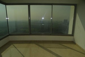 Room in 3 BHK Apartment at Oberoi Realty Esquire, Goregaon East – for Rent