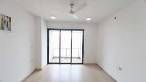 Room in 2 BHK Apartment at Lodha Dioro, Wadala – for Rent