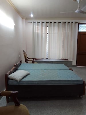 Bedroom in 6 BHK Villa at Dlf Phase ii – for Rent