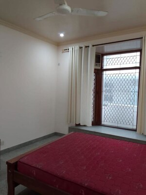 Room in 6 BHK Villa at Dlf Phase ii – for Rent