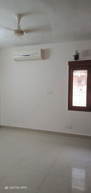 Room in 3 BHK Apartment at Vasant Kunj – for Rent