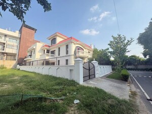 5 BHK Villa – Exterior View View at Eros Rosewood City, Sector 49 - for Rent
