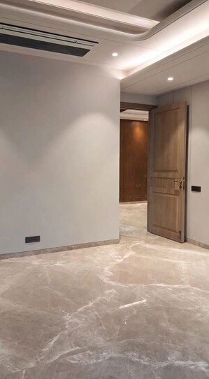 Room in 4 BHK Apartment at Jor Bagh – for Rent