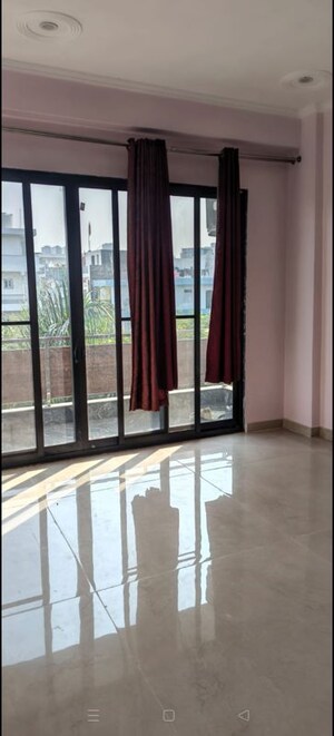 Building Lobby in 3.5 BHK Apartment at Eldeco Ananda, Sector 48 – for Rent