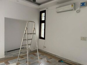 Room in 3 BHK Builder Floor at South Extension ii – for Rent