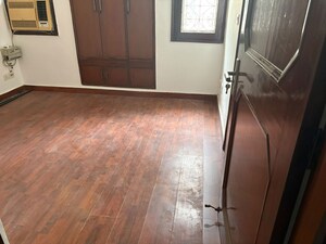 Room in 3 BHK Builder Floor at South Extension ii – for Rent