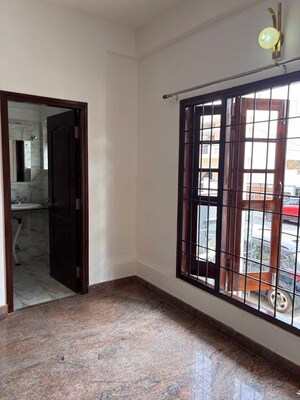 Room in 3 BHK Apartment at Thambuchetty Palya – for Rent