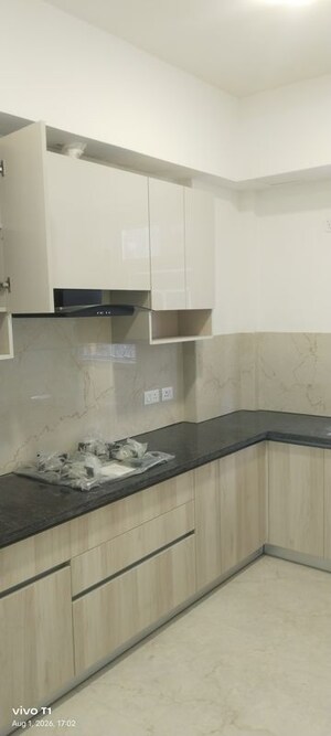 Kitchen in 2.5 BHK Builder Floor at Smart World Orchard, Sector 61 – for Rent