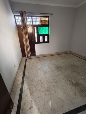 Room in 3 BHK Builder Floor at Smart World Orchard, Sector 61 – for Rent