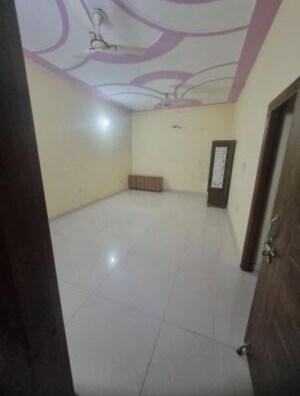 Room in 3 BHK Builder Floor at Champa Estate, Mu 1 Greater Noida – for Rent