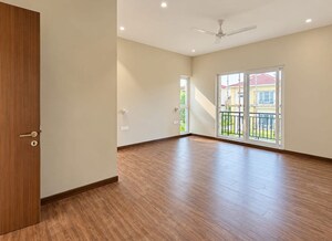 Room in 4 BHK Apartment at Jaypee Greens Kingswood Oriental, Sector 128 – for Rent