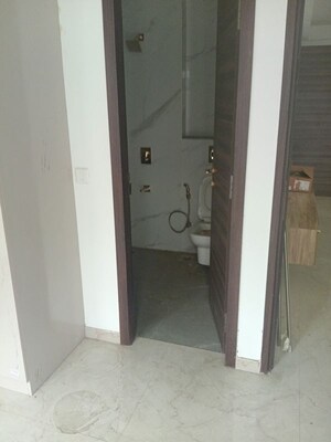 Bathroom in 3.5 BHK Builder Floor at Smart World Orchard, Sector 61 – for Rent