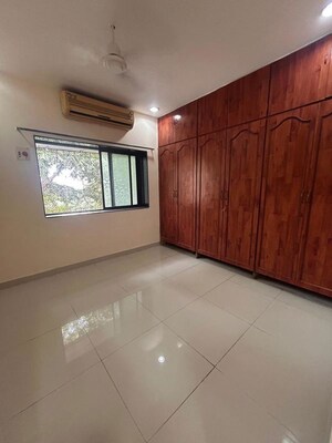 Room in 1 BHK Apartment at Radha Apartment Vile Parle, Vile Parle West – for Rent
