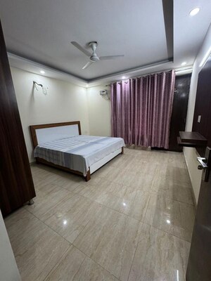 Room in 3 BHK Builder Floor at Sector 52 – for Rent