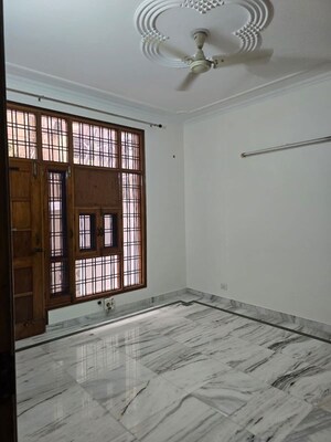 Room in 3 BHK Builder Floor at Sector 40 – for Rent
