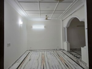 Room in 3 BHK Builder Floor at Sector 40 – for Rent