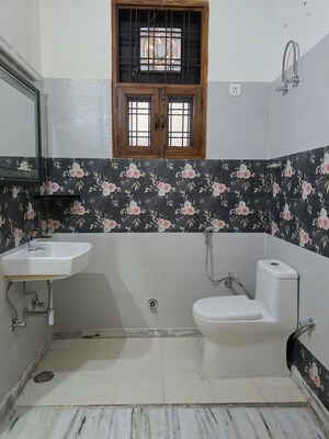 Team Area in 3 BHK Builder Floor at Sector 40 – for Rent