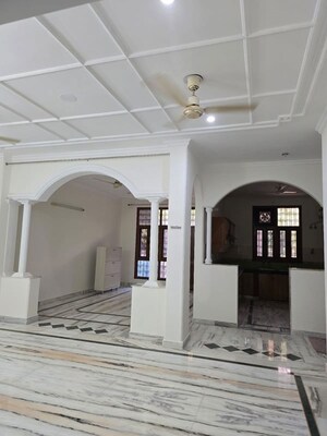 Building Lobby in 3 BHK Builder Floor at Sector 40 – for Rent