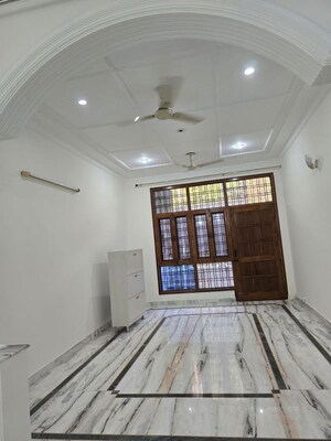 Bedroom in 3 BHK Builder Floor at Sector 40 – for Rent