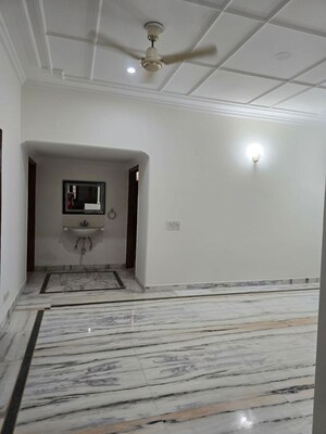 Room in 3 BHK Builder Floor at Sector 40 – for Rent