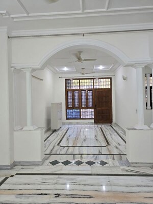 Building Lobby in 3 BHK Builder Floor at Sector 40 – for Rent