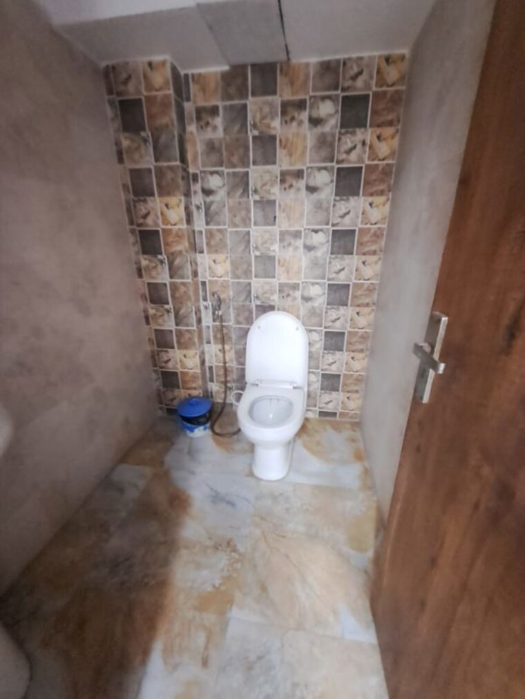 Bathroom, sector 63 Commercial Office Space 2000 Sq.Ft. In Sector 63 Noida 10795676