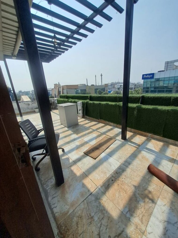 Balcony, sector 63 Commercial Office Space 2000 Sq.Ft. In Sector 63 Noida 10795676