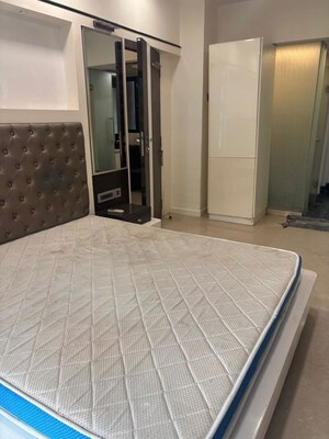 Room in 2 BHK Apartment at Jaycee Bhagtani Elegance, Andheri West – for Rent