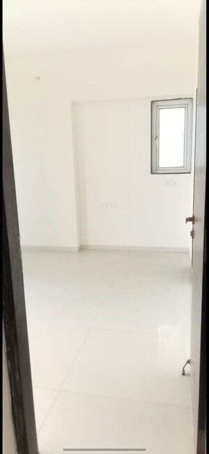 Room in 2 BHK Apartment at Gauri Excellency, Kandivali West – for Rent