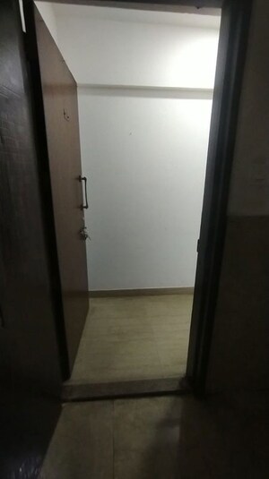 Room in 2 BHK Apartment at HDIL Metropolis Residences, Andheri West – for Rent
