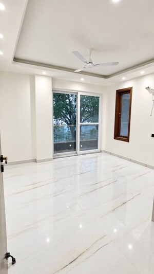 Room in 4 BHK Builder Floor at Chattarpur – for Rent