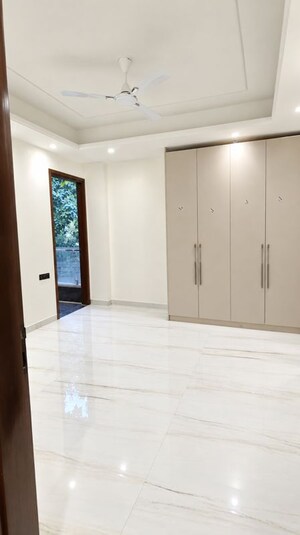 Room in 4 BHK Builder Floor at Chattarpur – for Rent