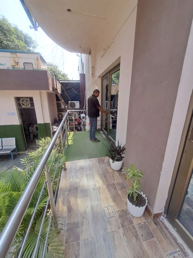 Balcony, sector 63 Commercial Office Space 3000 Sq.Ft. In Sector 63 Noida 10796149