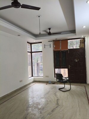 Room in 3.5 BHK Builder Floor at Sector 72 – for Rent