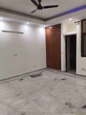 Room in 3.5 BHK Builder Floor at Sector 72 – for Rent