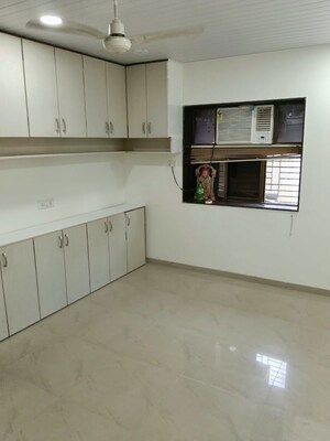 Room in 2 BHK Apartment at Poonam Apartments Worli, Worli – for Rent