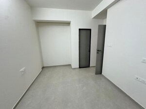 Room in 3 BHK Apartment at Puranik Hometown Phase II, Ghodbunder Road – for Rent