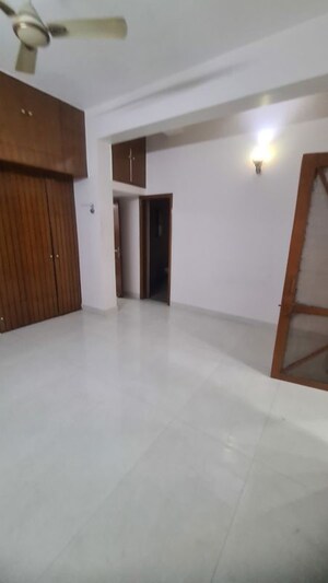 Room in 4 BHK Builder Floor at Naraina – for Rent
