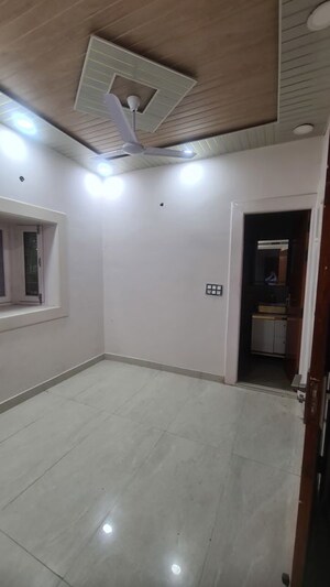Room in 4 BHK Builder Floor at Naraina – for Rent