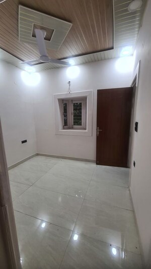 Room in 4 BHK Builder Floor at Naraina – for Rent