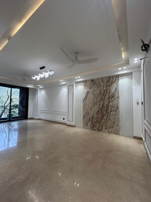 Room in 4 BHK Apartment at Rustomjee Crown, Prabhadevi – for Rent