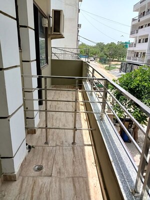 Balcony in 1 BHK Builder Floor at Dlf City Phase 3 – for Rent